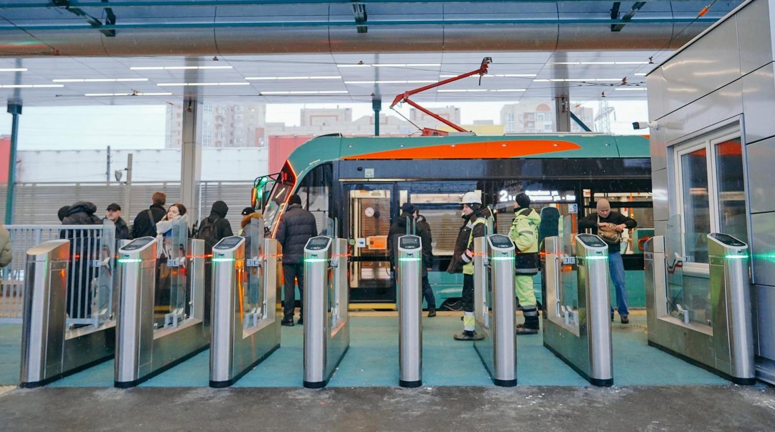 Беглов открыл первую очередь новой трамвайной линии "Славянка" в Петербурге